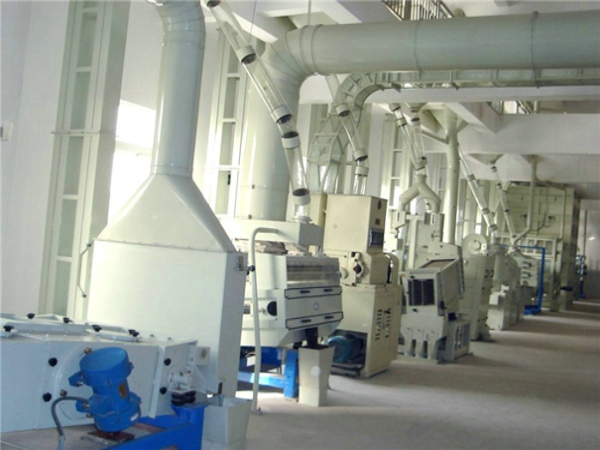 陜西日產(chǎn)50噸大米加工成套設(shè)備安裝調(diào)試中(圖)